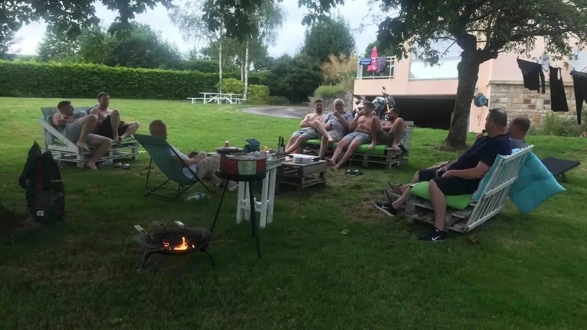 Villa Spacieuse Saint-Hernin Avec Spa Convivial
